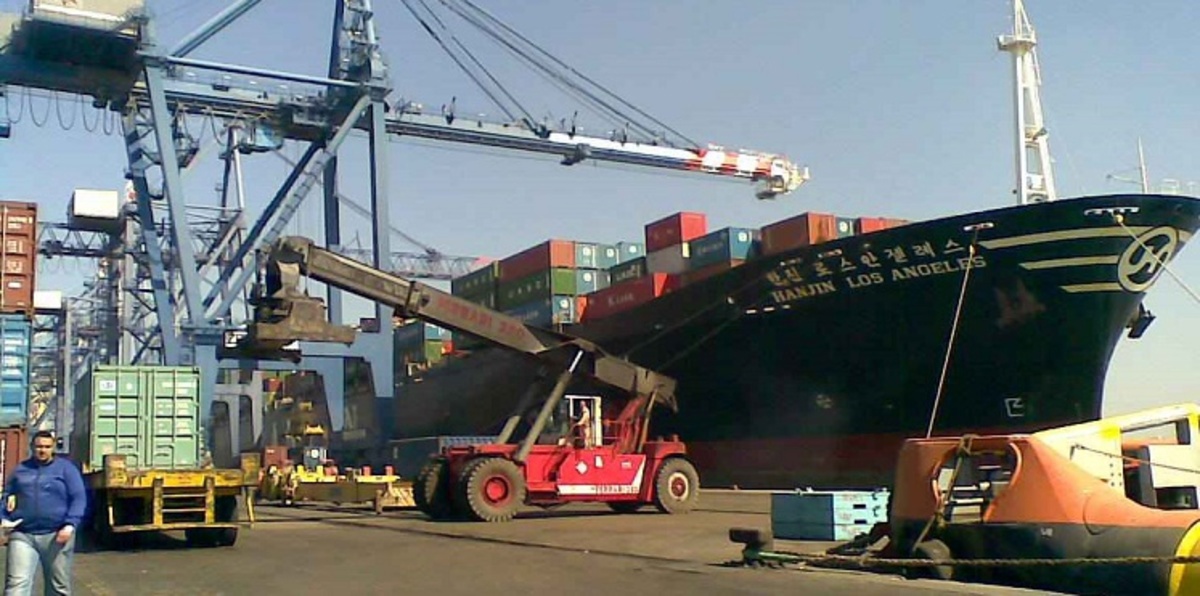 بضائع بالمليارات على أرصفة الموانئ.. وتهديدات بخروج رؤوس أموال من مصر