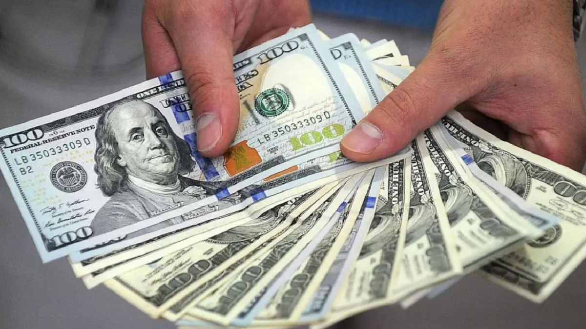 الدولار يرتفع قبل بيانات التضخم الأمريكية واستقرار اليوان