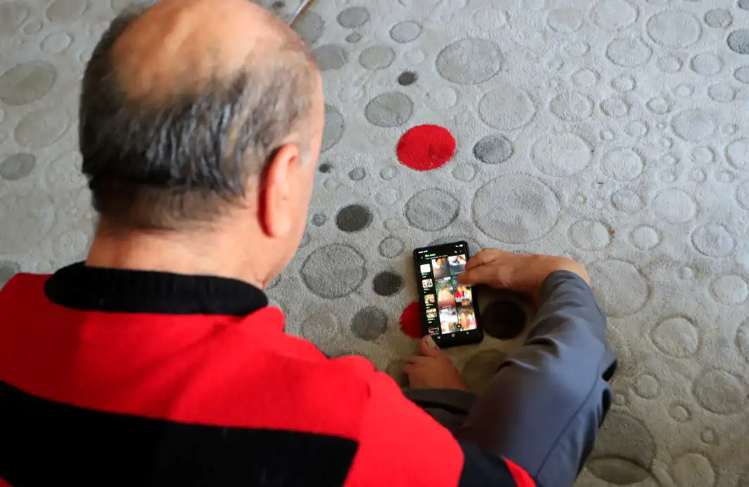 التركي تيميل يتصفح هاتفه بقدمه