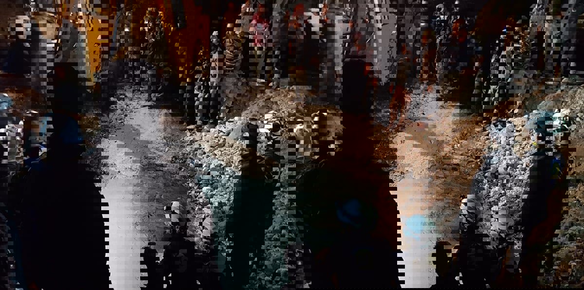 مقتل 8 سوريين من أسرة واحدة بقصف مغارة في إدلب