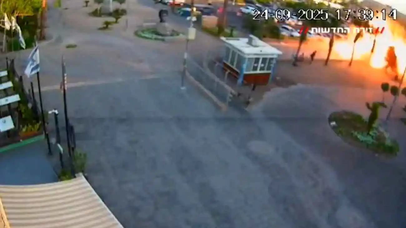 نجاة إسرائيليين بأعجوبة إثر انفجار مسيرة حوثية في إيلات (فيديو)