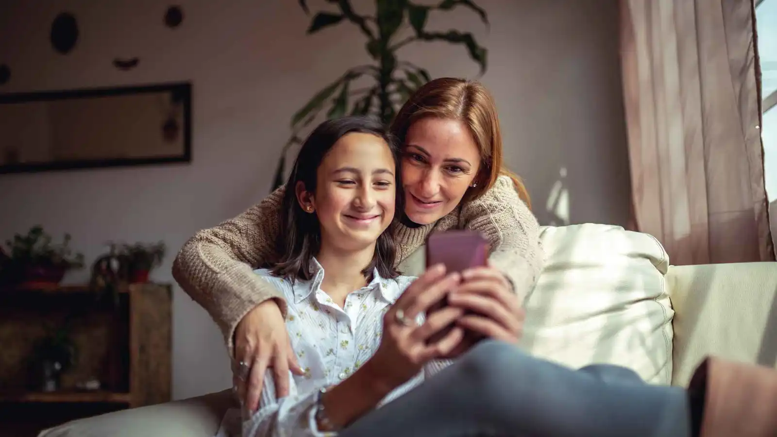 التوجيه أم المنع.. أيهما يحمي أطفالنا من أخطار وسائل التواصل الاجتماعي؟