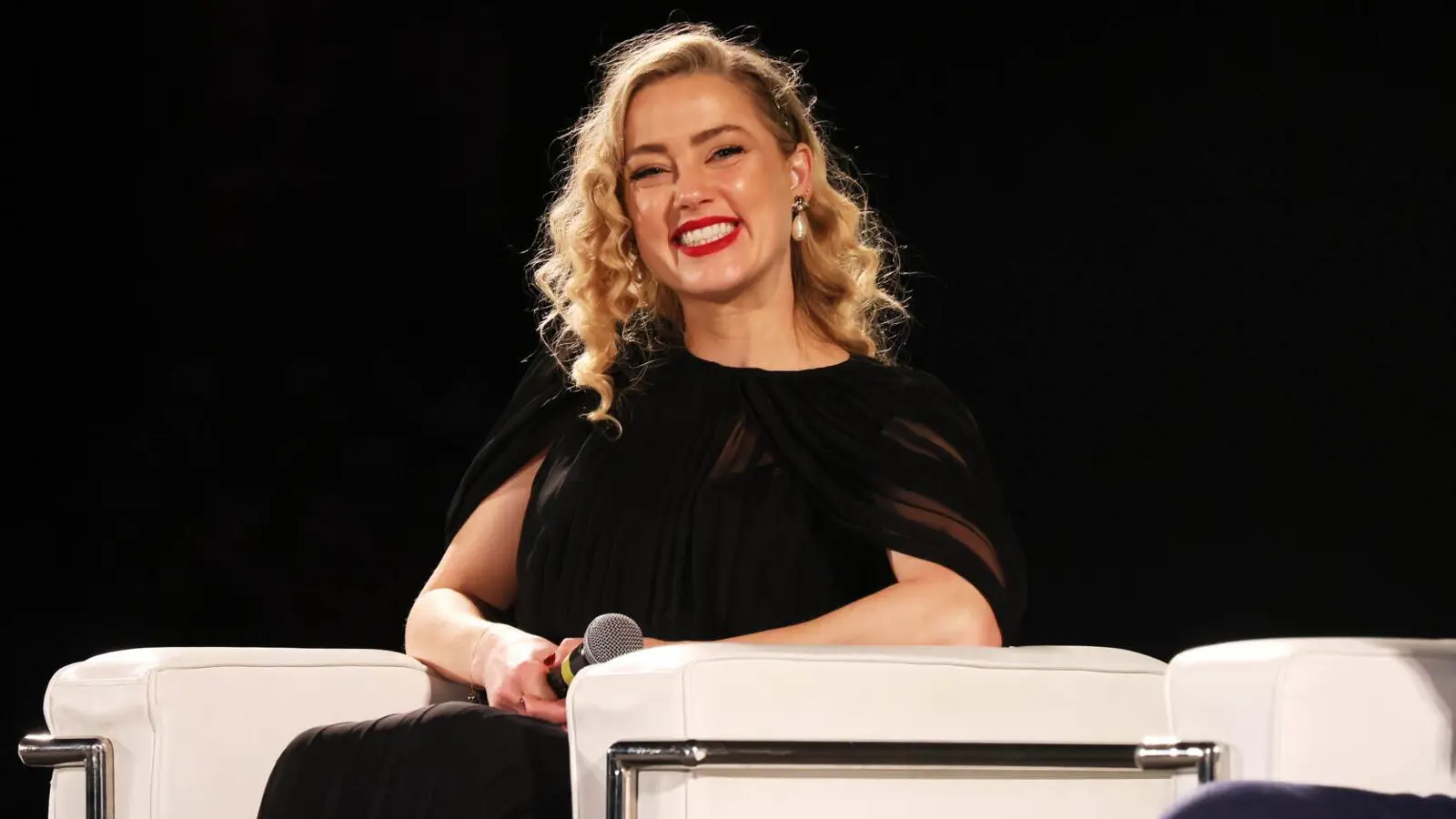 بعد محاكمة التشهير.. آمبر هيرد تعلن عن حملها الثاني