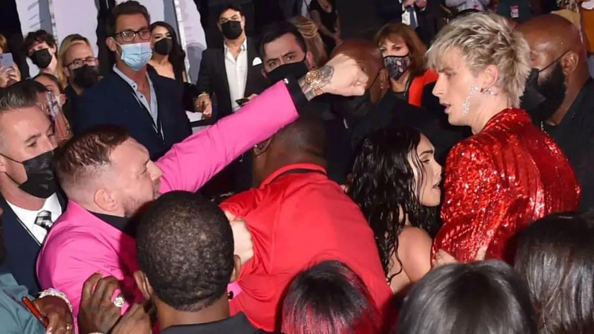 كونور ماكغريغور يشتبك مع مغني الراب ماشين كيلي في حفل جوائز "MTV" (فيديو)