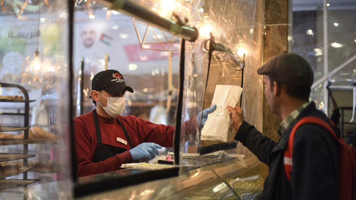 قرار فتح المطاعم في قطاع غزة يثير الجدل