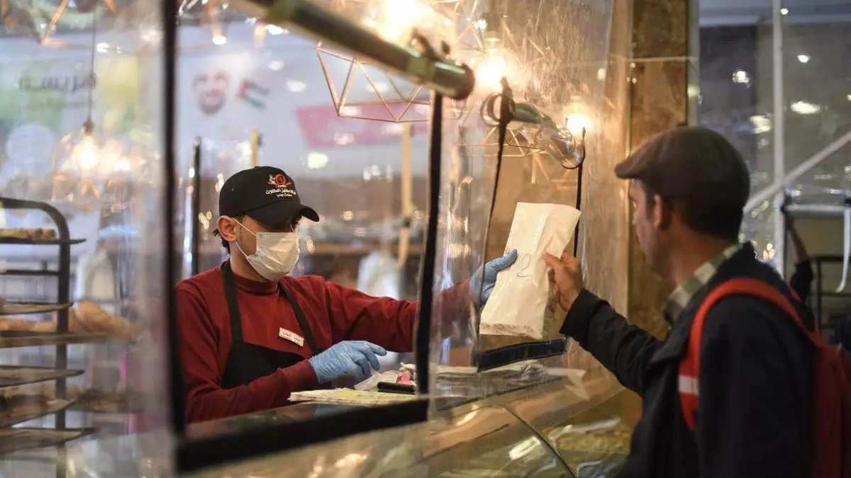 قرار فتح المطاعم في قطاع غزة يثير الجدل