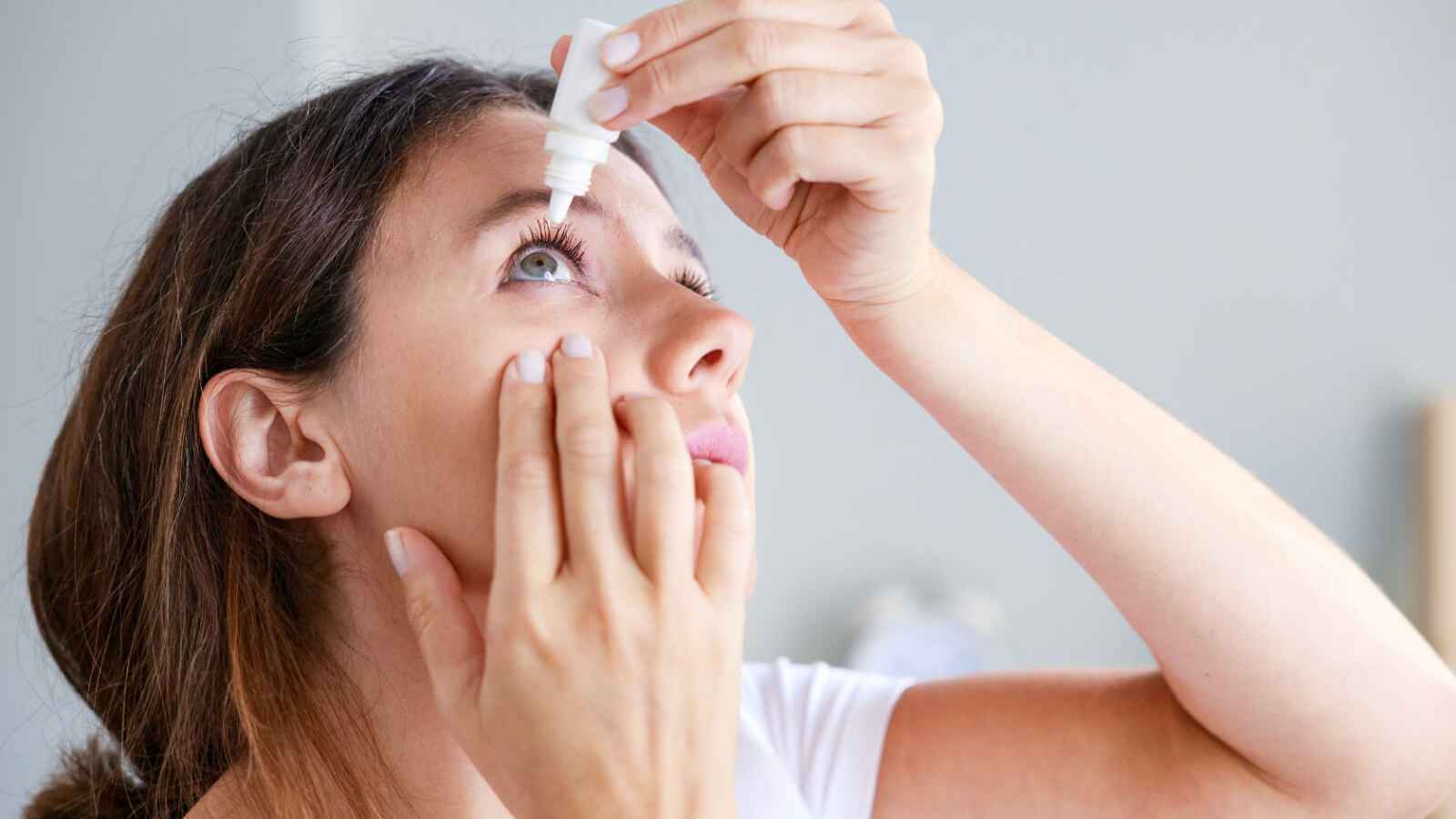 احذرها.. أخطاء شائعة عند وضع قطرات العين