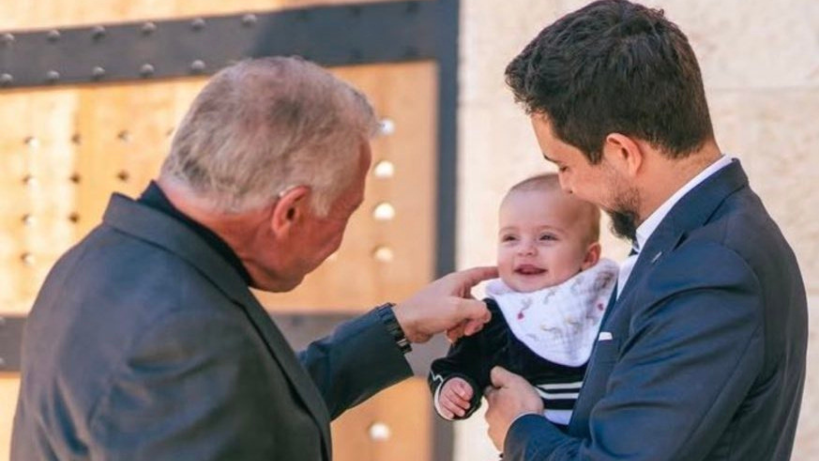 تشخيص نادر .. ولي العهد الأردني يُصاب بـ"كتف الأبوة"  (فيديو)