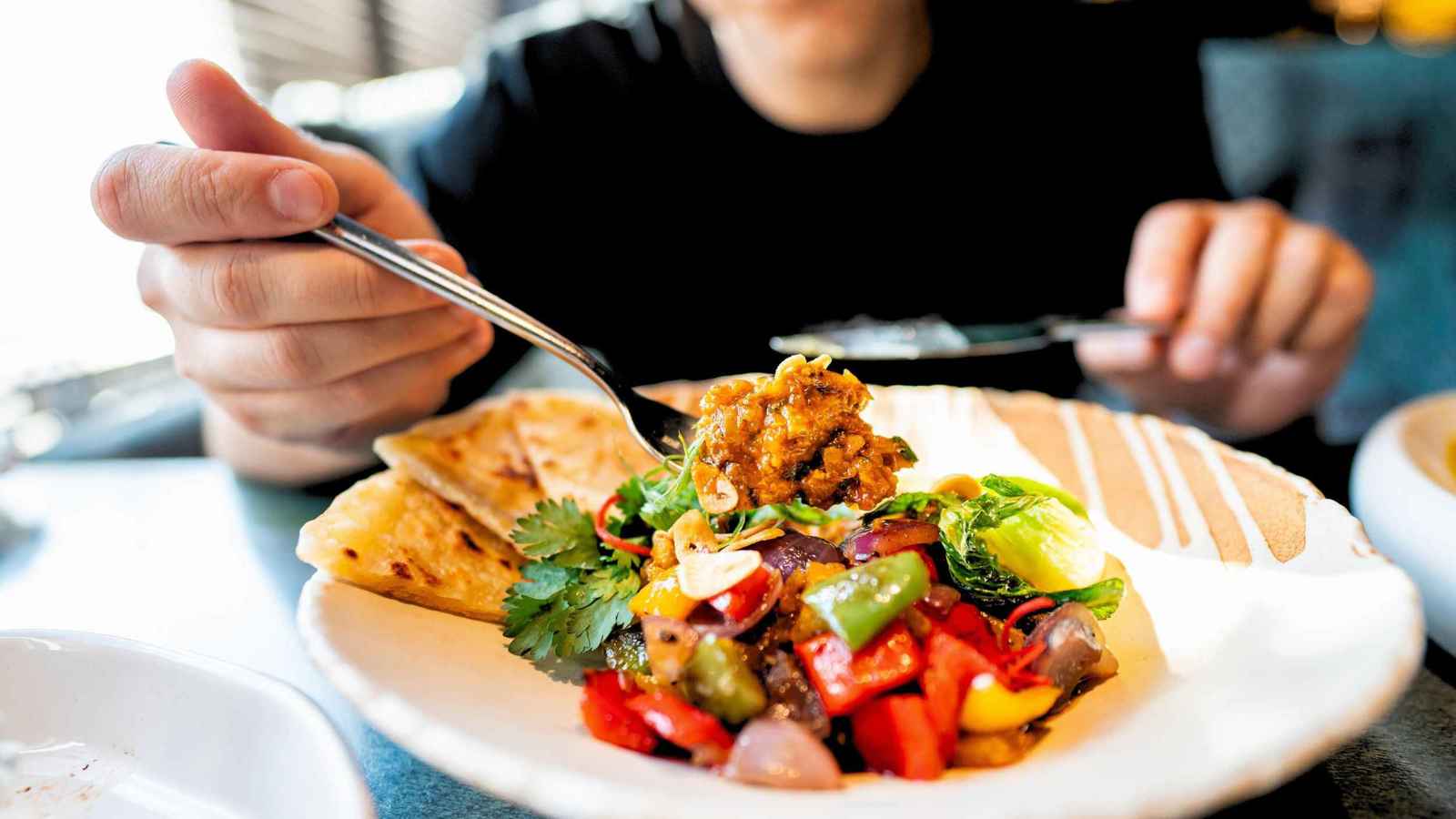 "رشة حرارة".. دراسة تكشف سرا يسرع الإحساس بالشبع