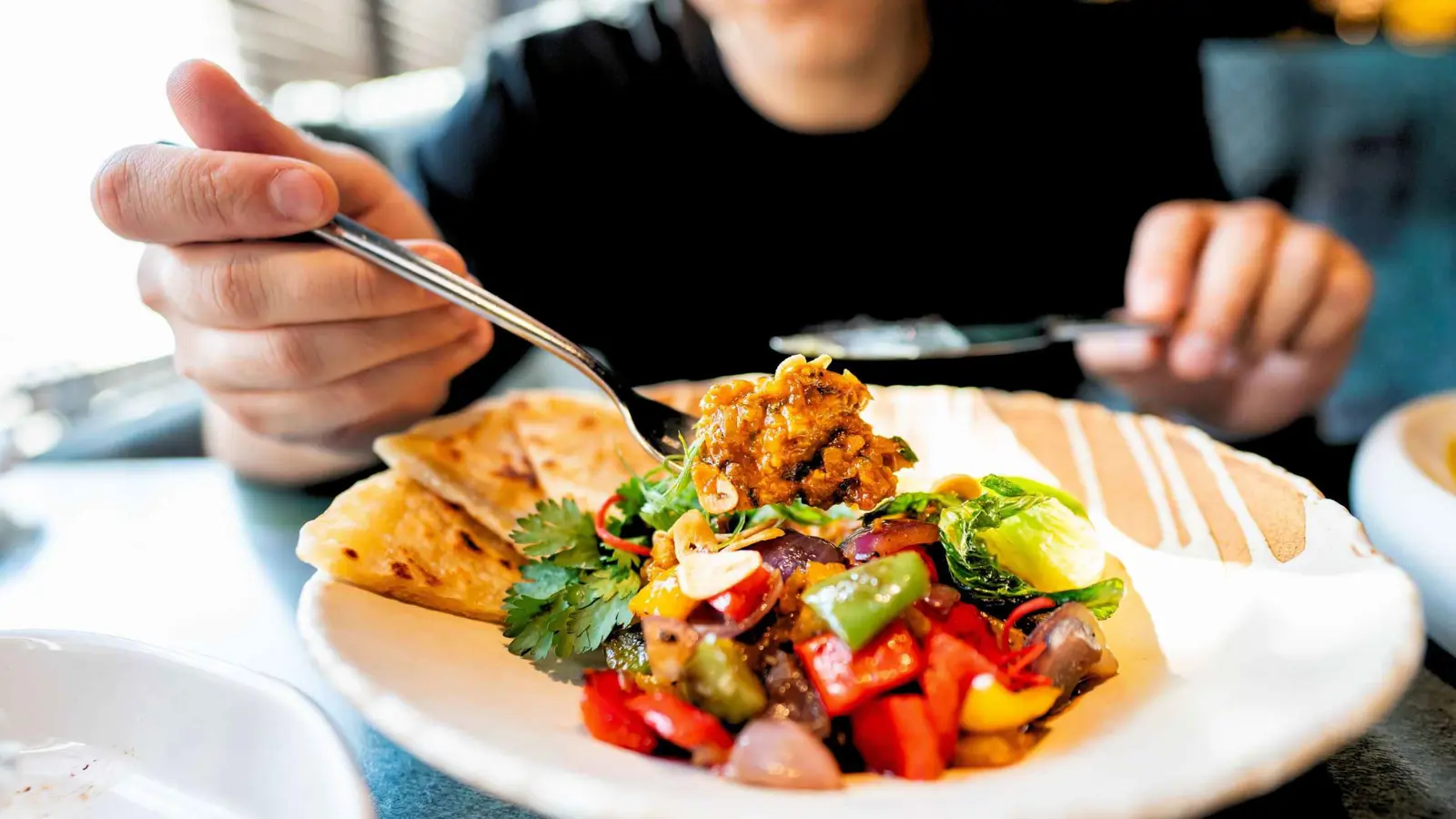 "رشة حرارة".. دراسة تكشف سرا يسرع الإحساس بالشبع