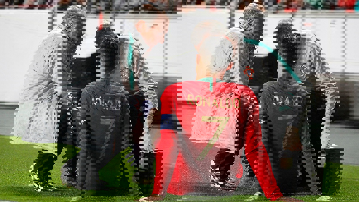 كريستيانو رونالدو يغادر مباراة البرتغال وصربيا مصابًا في الشوط الأول (فيديو)‎‎