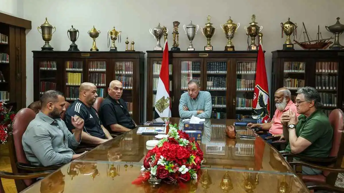 بسبب أزمة المدرب.. الخطيب يدرس الإطاحة بمسؤول كبير في الأهلي