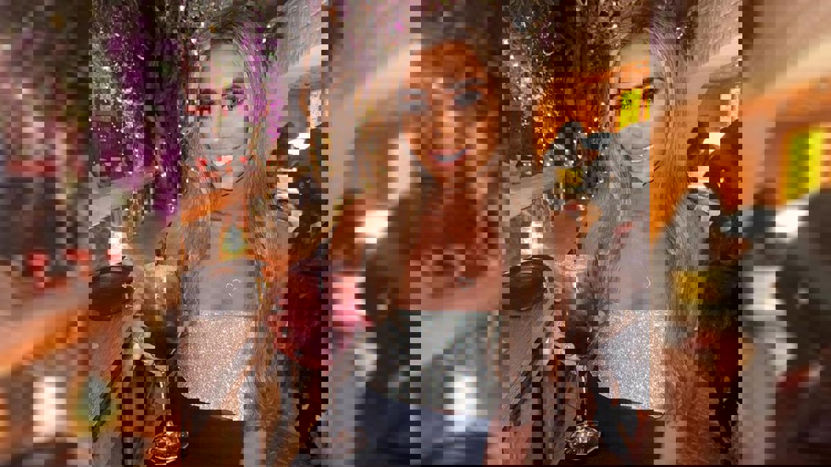 فنانة تجميل تستخدم الشامبو لتبييض أسنانها.. وأطباء يحذرون (فيديو)