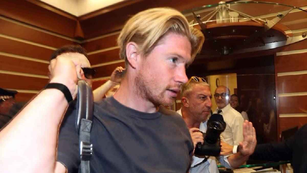 استقبال حافل لـ"دي بروين" في إيطاليا قبل التوقيع لـ"نابولي" (فيديو)