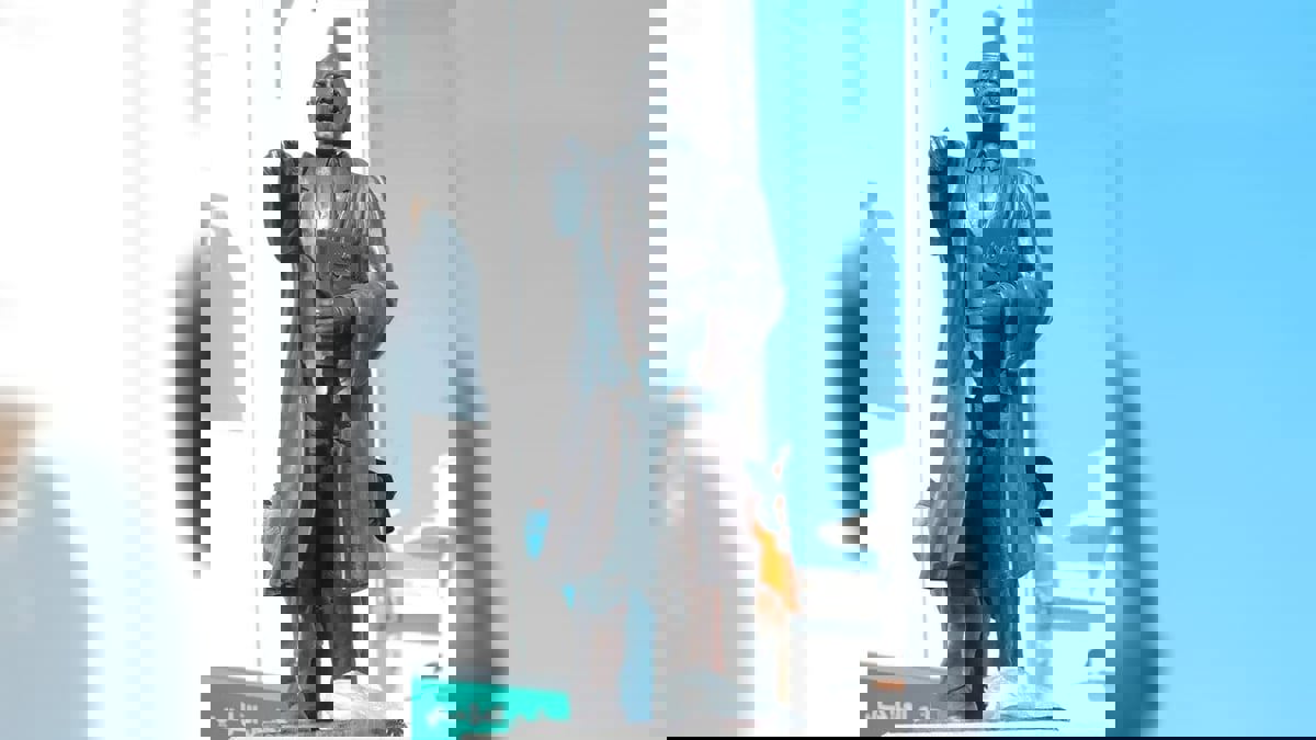 تمثال للراحل شكري بلعيد يغضب التونسيين