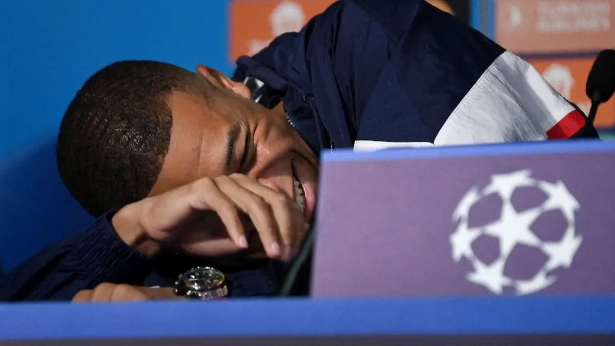 انتقادات حادة لمدرب باريس سان جيرمان ومبابي بسبب "يخت الرمال" (فيديو)