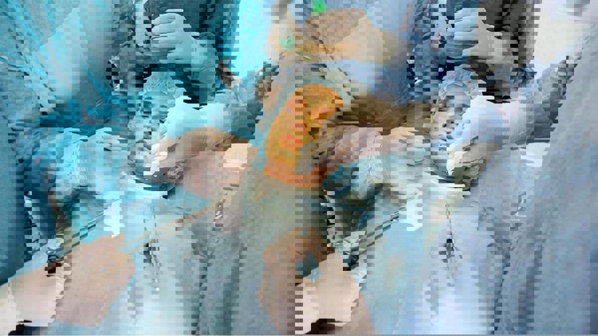 السعودية.. إغلاق مركز طبي إثر وفاة مريضة أثناء إجراء عملية تجميلية