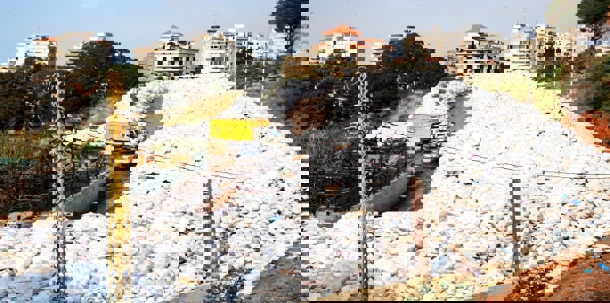 النفايات تجبر لبنانيين على الفرار إلى سوريا رغم الحرب