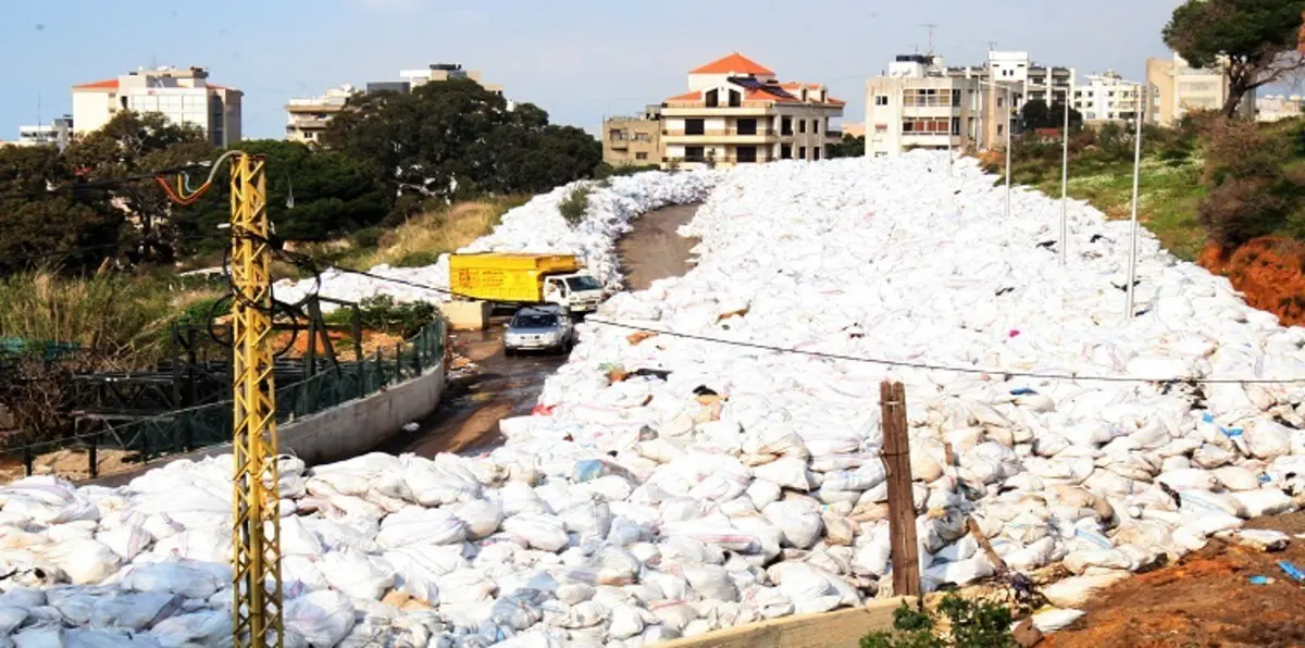 النفايات تجبر لبنانيين على الفرار إلى سوريا رغم الحرب