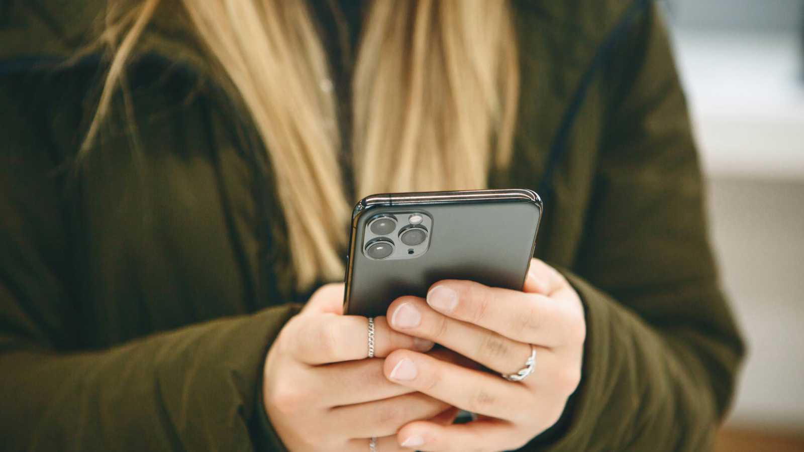 طالبة تقاضي الحكومة البريطانية لسبب صادم