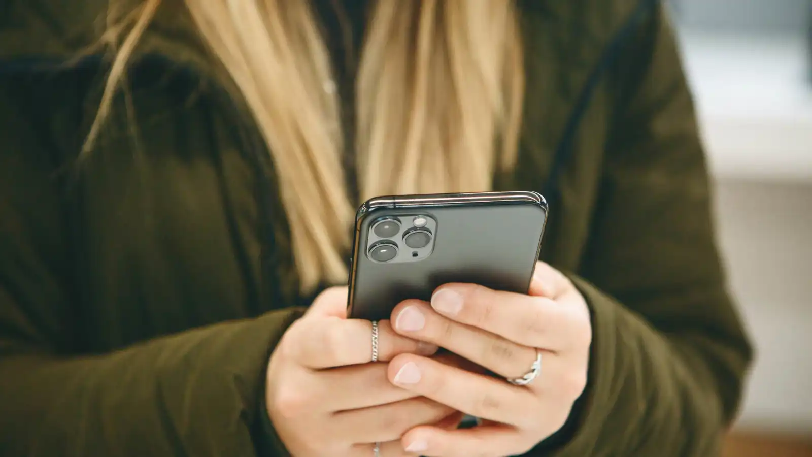 طالبة تقاضي الحكومة البريطانية لسبب صادم