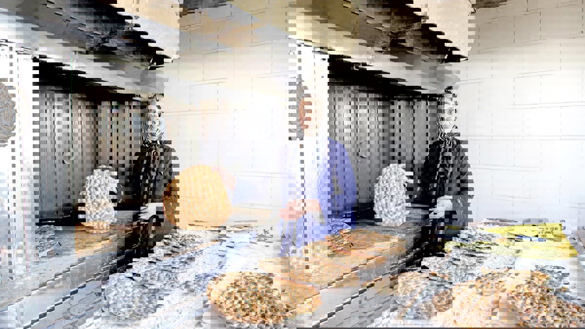 بسبب نقص الطحين.. قرية إيرانية تمنع بيع الخبز للاجئين الأفغان