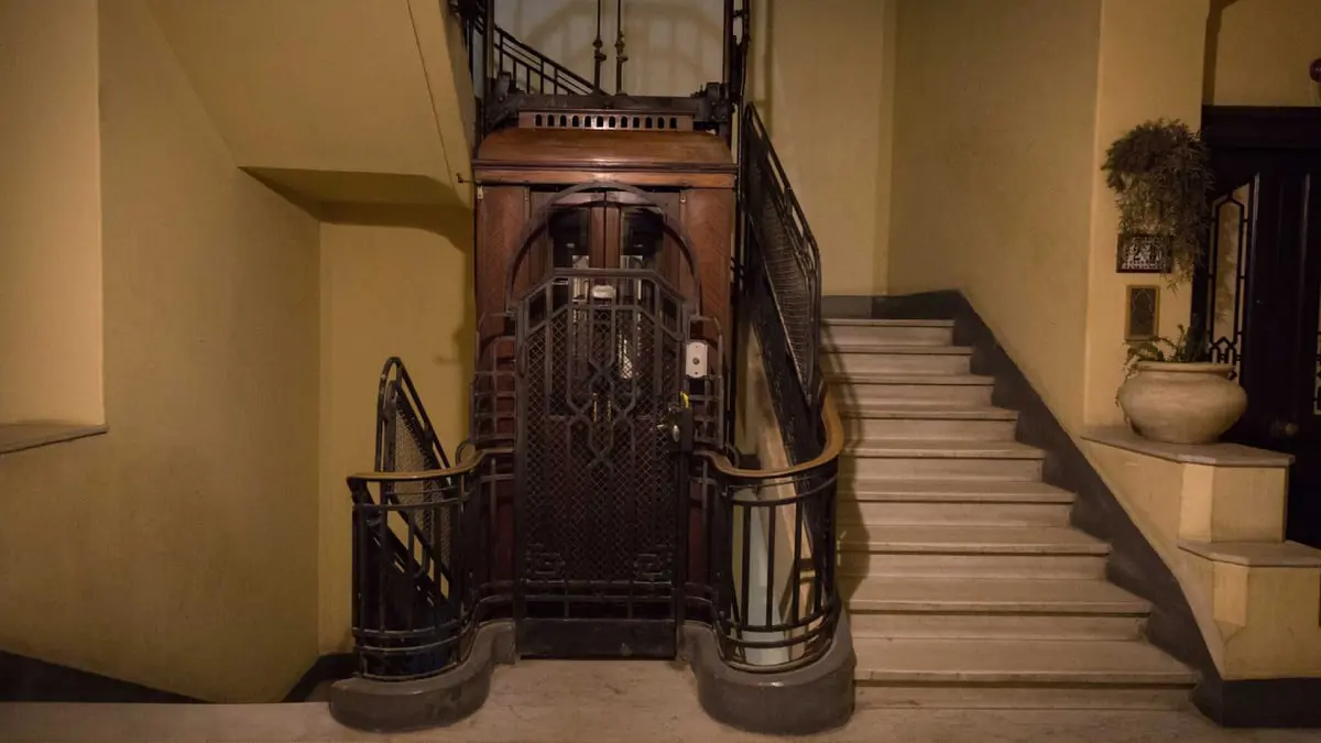 وفاة معلمة مصرية توقف بها المصعد بسبب انقطاع الكهرباء‎