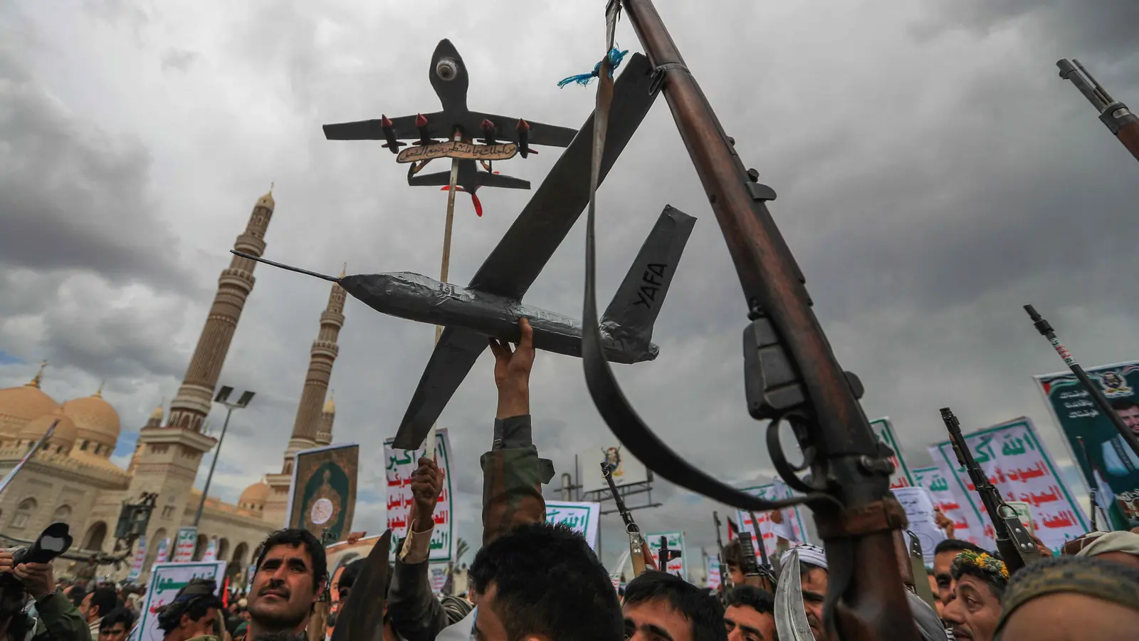 قيادات عسكرية يمنية تحذر من امتلاك الحوثيين أسلحة كيميائية وبيولوجية