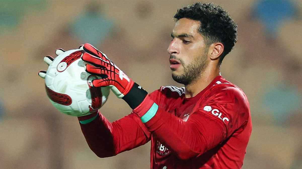 لم يعد حارسًا واعدًا.. شوبير يدافع عن حق نجله في حراسة مرمى الأهلي