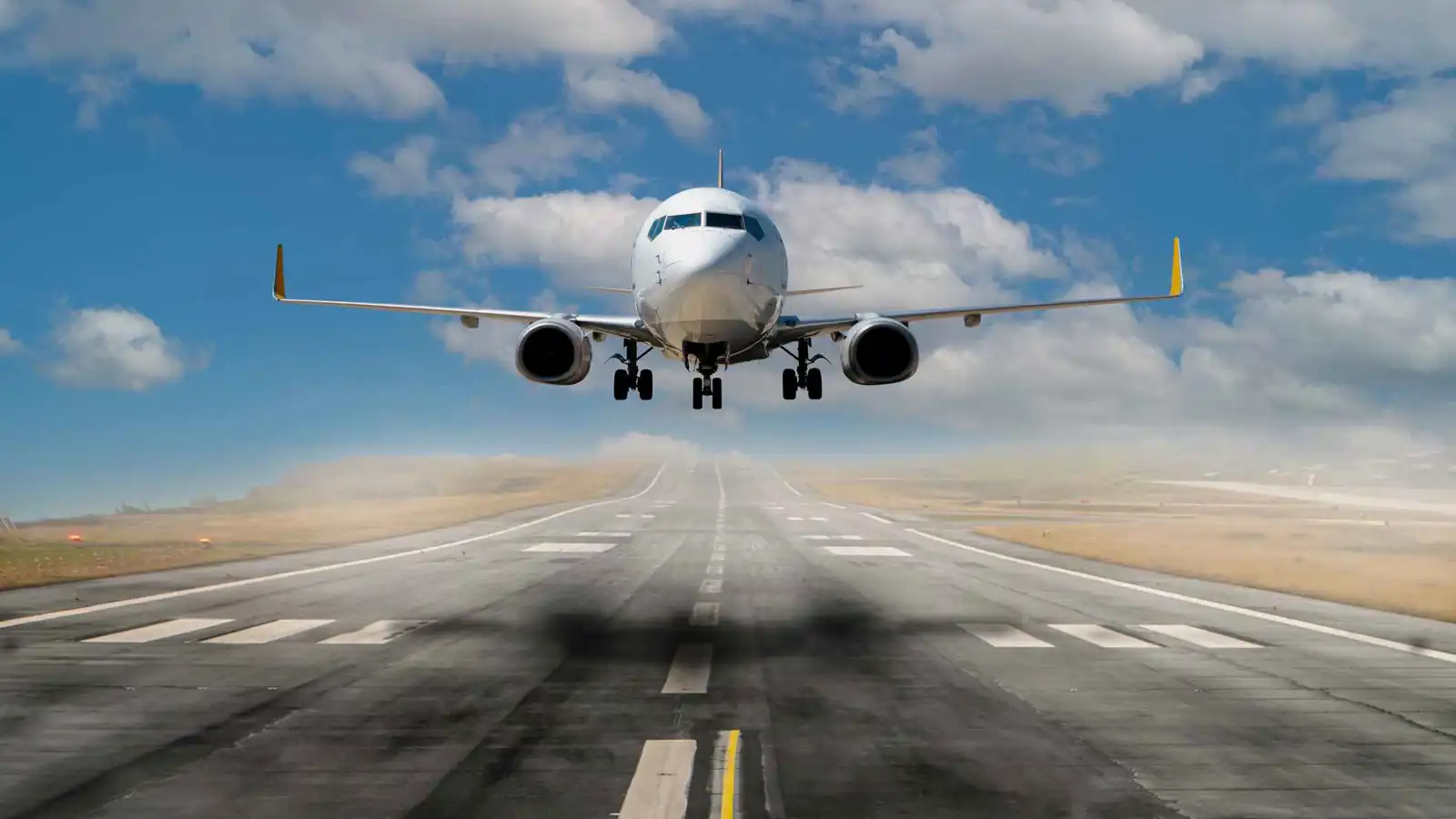 مسافر يواجه السجن بعد محاولته فتح باب طائرة في الجو (فيديو)