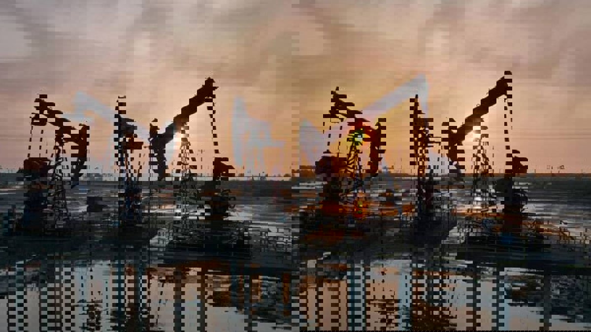 النفط يتراجع عند الإغلاق مع تبديد مخاوف اقتصادية