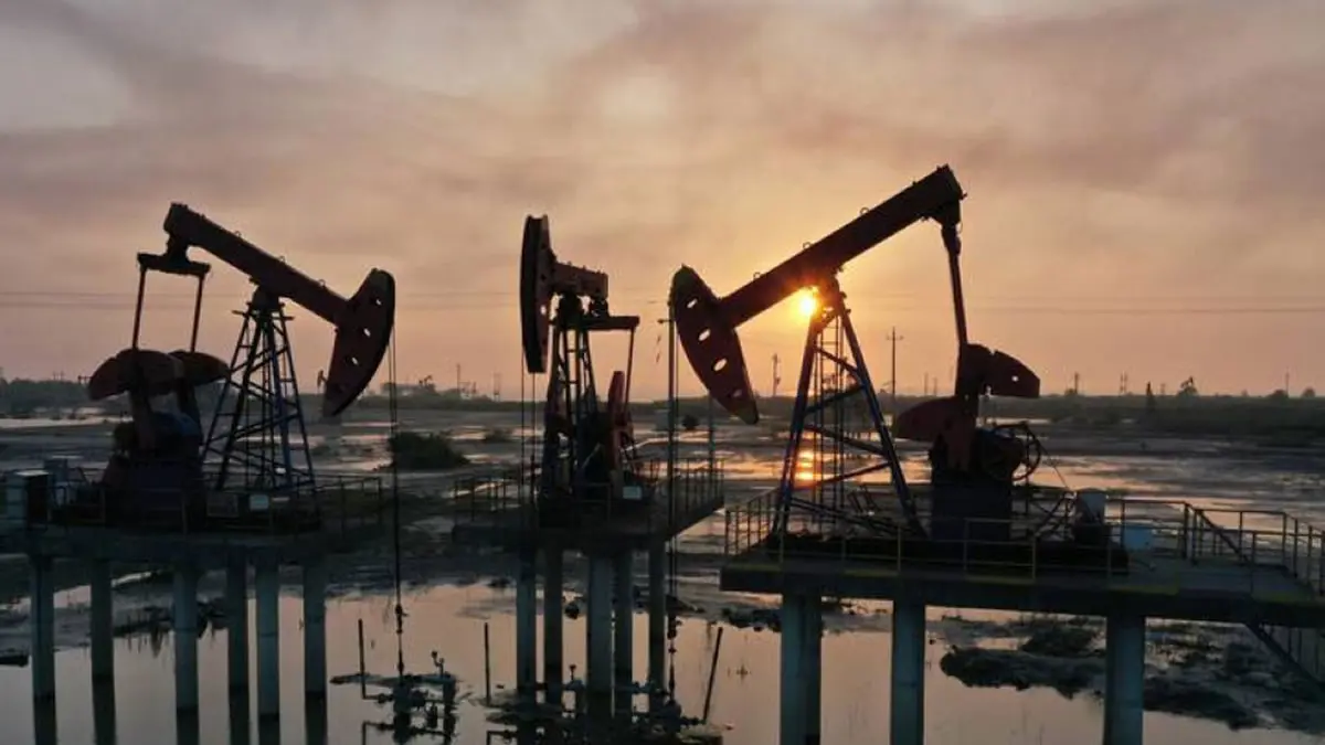 النفط يتراجع عند الإغلاق مع تبديد مخاوف اقتصادية