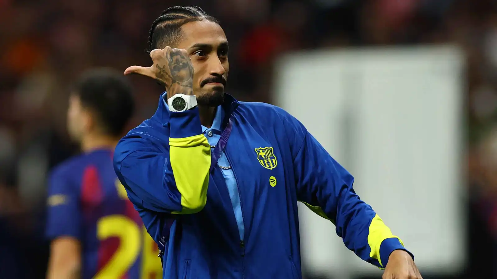 أول ردّ فعل من رافينيا بعد حادثة استفزازه جماهير أتلتيكو مدريد (صورة)