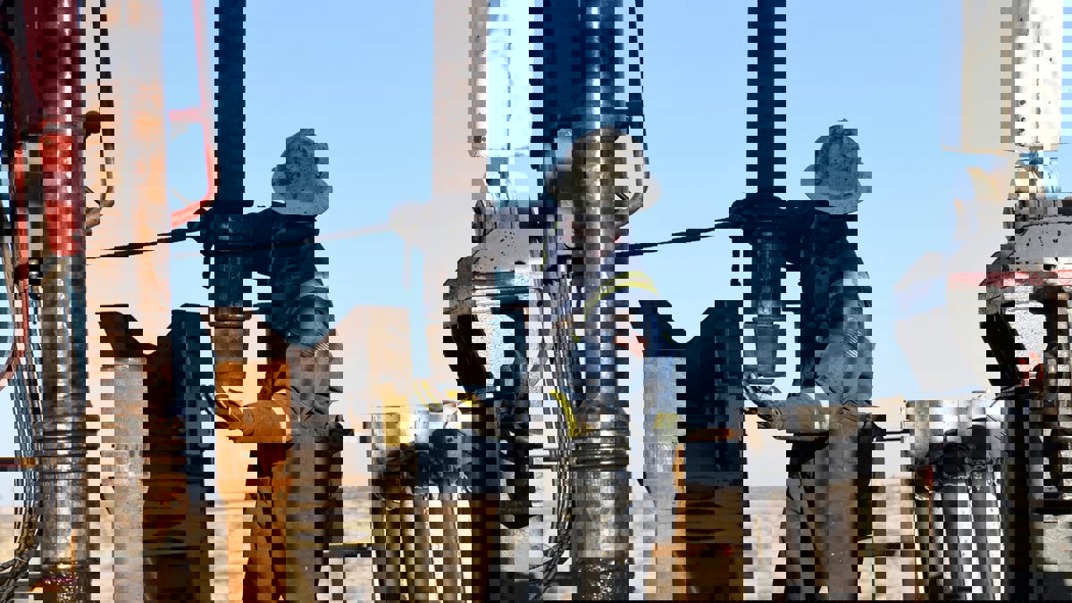 النفط يهوي مع مخاوف التضخم واستقرار صادرات العراق