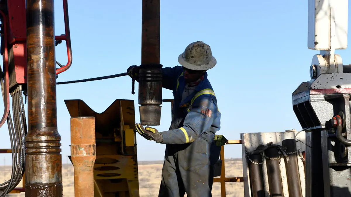 النفط يهوي مع مخاوف التضخم واستقرار صادرات العراق