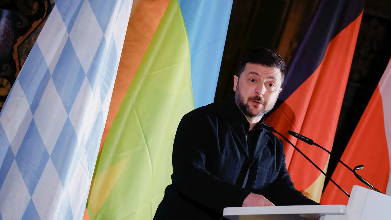 زيلينسكي يحيي ذكرى اندلاع الحرب ويتعهد بمواصلة القتال