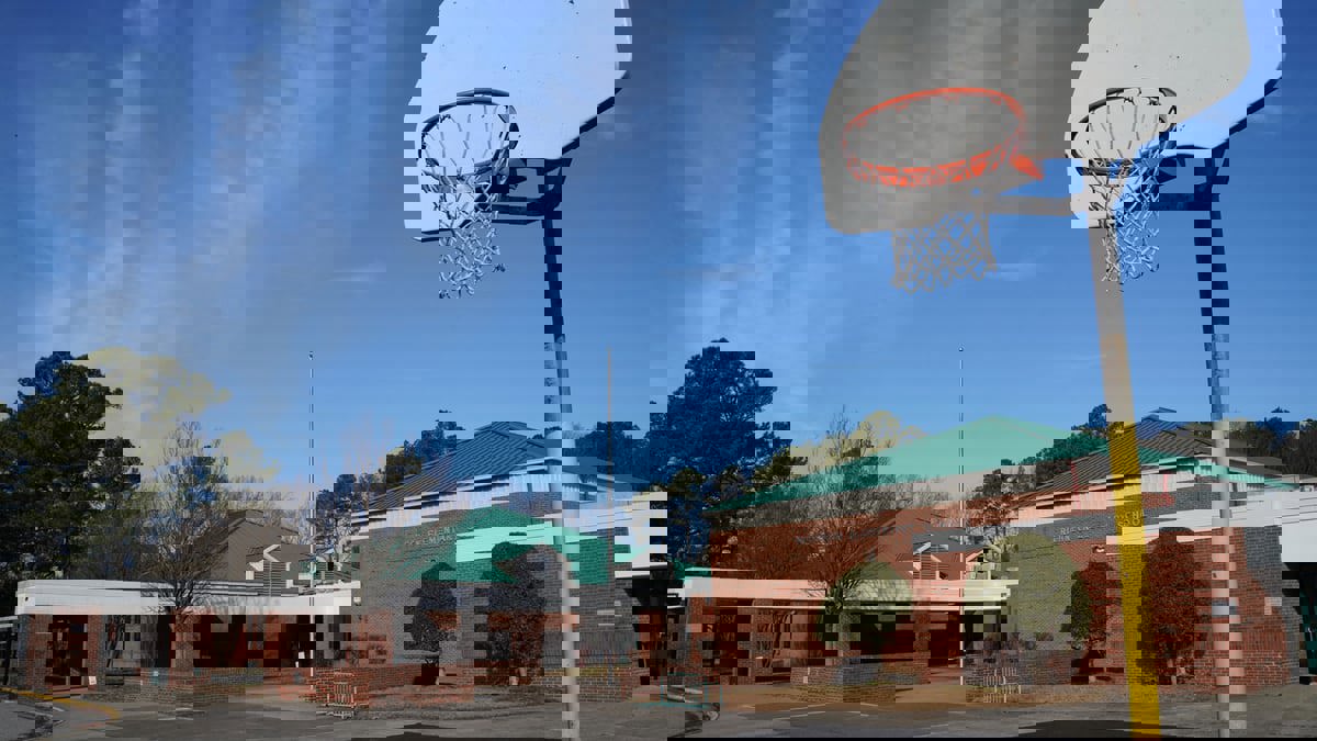 معلمة أمريكية أطلق تلميذها النار عليها.. تقاضي مدرستها بتهمة التقاعس
