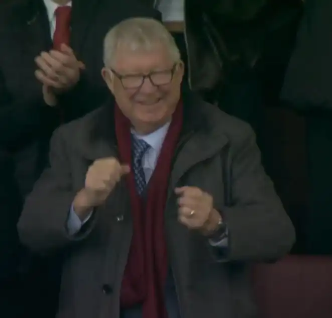 احتفال السير أليكس فيرغسون مدرب مانشستر يونايتد