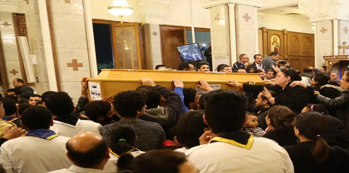 وسط أجواء من الحزن.. كنيسة العذراء في مصر تشيّع ضحايا هجوم مارمينا (صور)