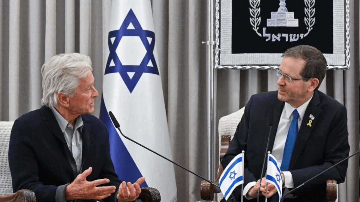 مايكل دوغلاس: المتضامنون مع الفلسطينيين تعرضوا لغسيل دماغ (فيديو)