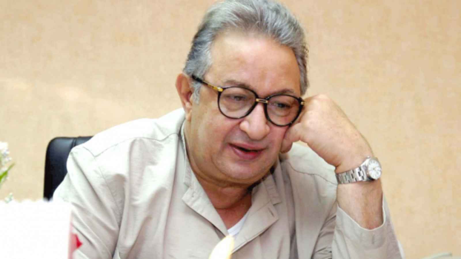 شبيه نور الشريف يثير ضجة عبر منصات التواصل الاجتماعي (صور)