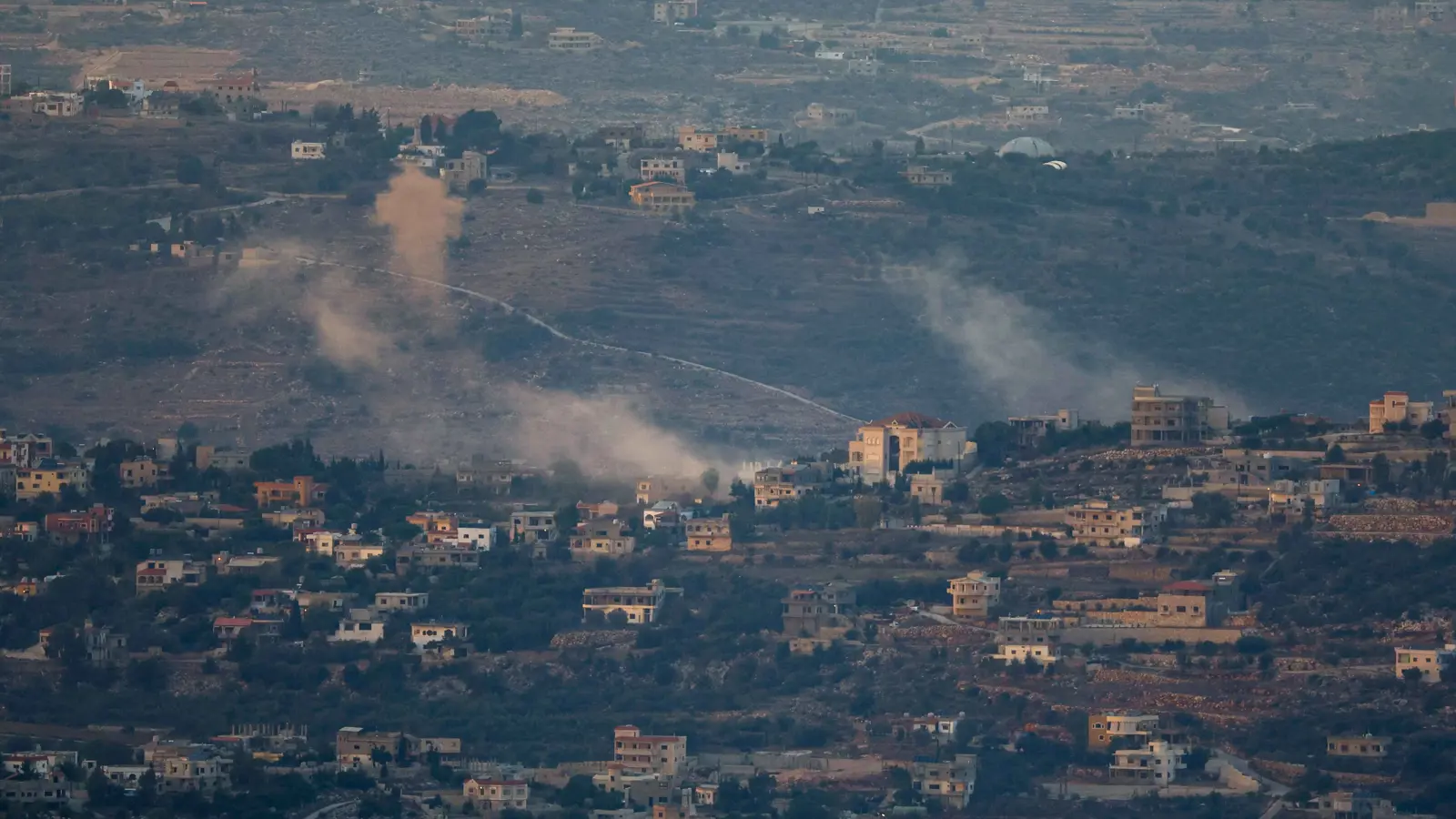 إسرائيل تعلن استهداف 20 منصة صاروخية جنوبي لبنان