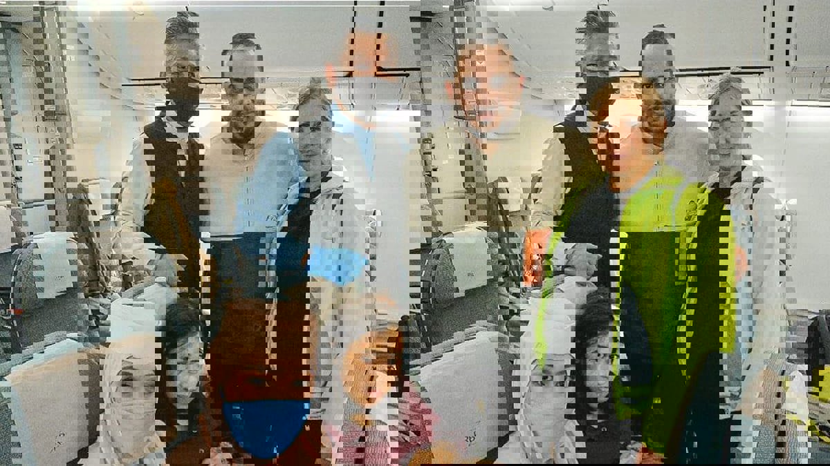 ملفي الخنجر.. سعودي يتولى عملية ولادة طارئة داخل الطائرة