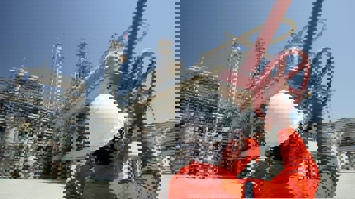 أول مرفأ بحريني للغاز المسال يستعد للاستيراد مع وصول وحدة عائمة للخليج