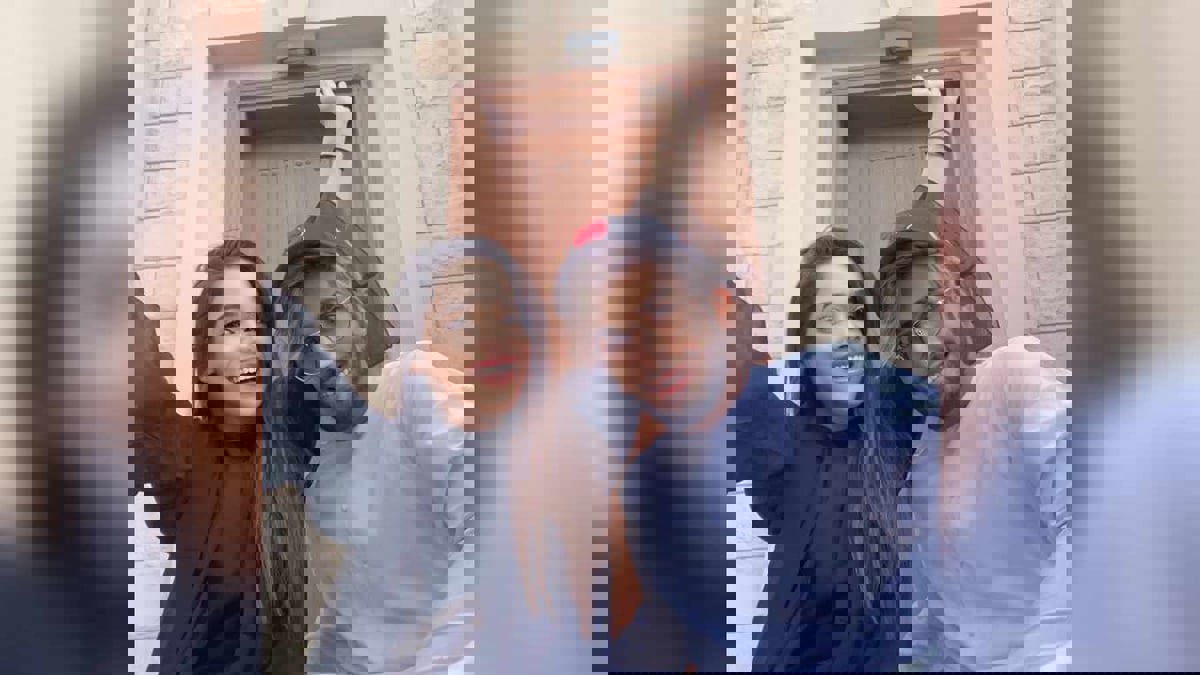 أول تعليق من الإعلامي الإماراتي أحمد خميس بعد اللفظ "الخارج" من زوجته