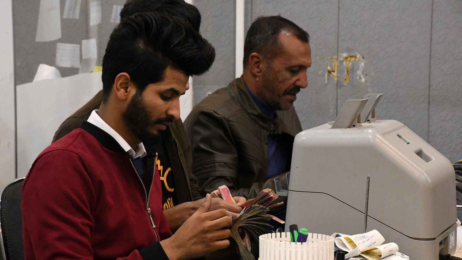 العراق.. حظر "الكاش" في الدوائر الحكومية يواجه تحديات ويثير انقسامات