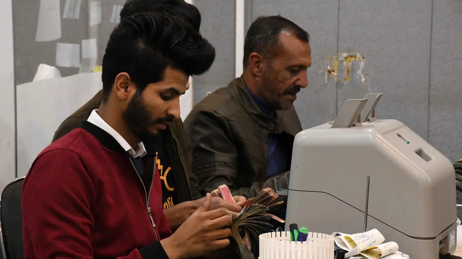 العراق.. حظر "الكاش" في الدوائر الحكومية يواجه تحديات ويثير انقسامات