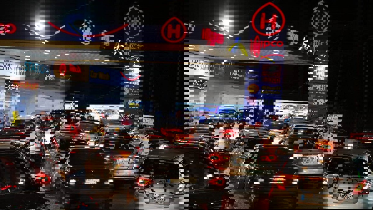 لبنان.. أزمة محروقات وطحين تلوح في اليوم 13 من الاحتجاجات‎