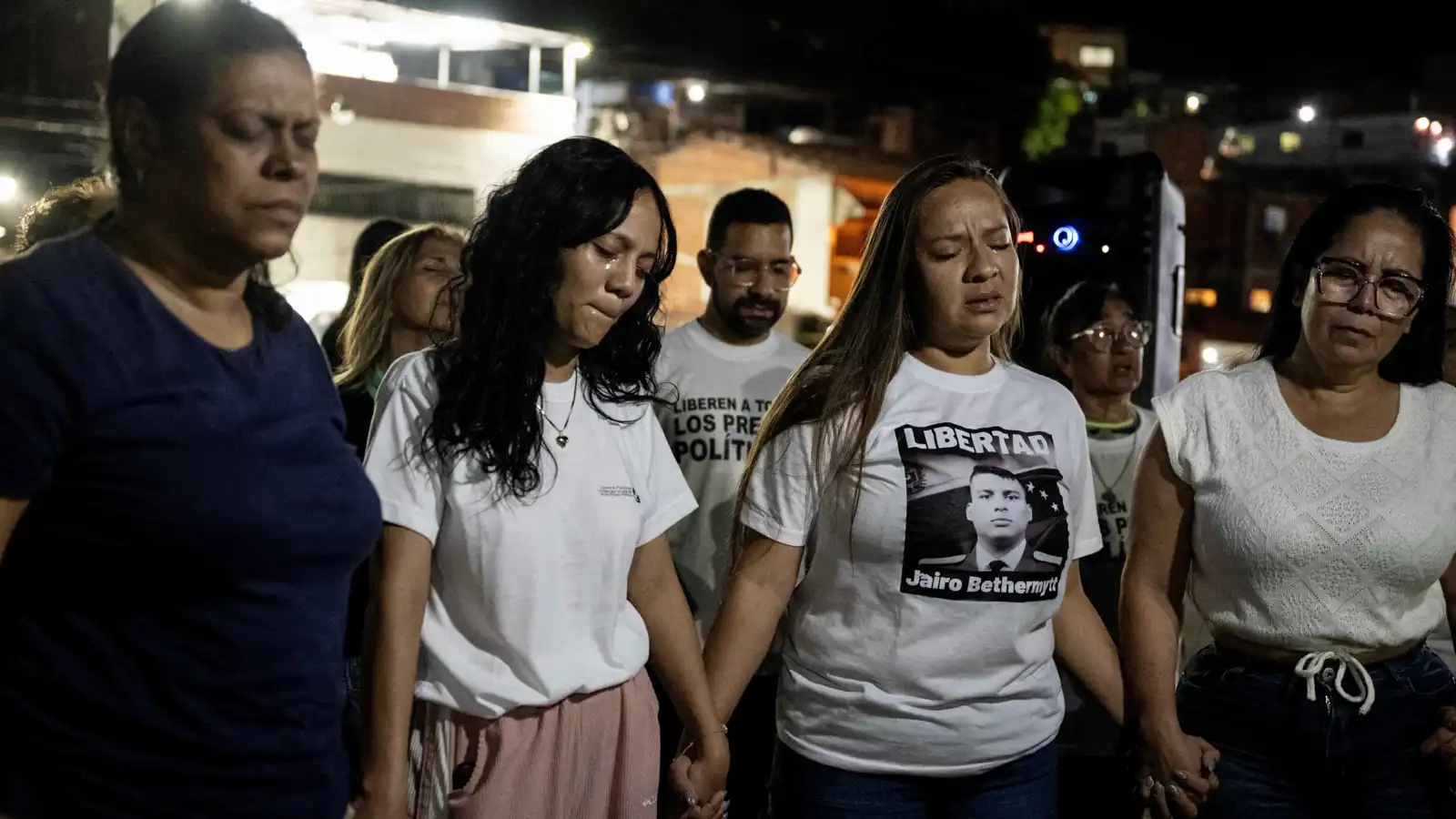 10 نساء يبدأن إضراباً عن الطعام أمام سجن في فنزويلا