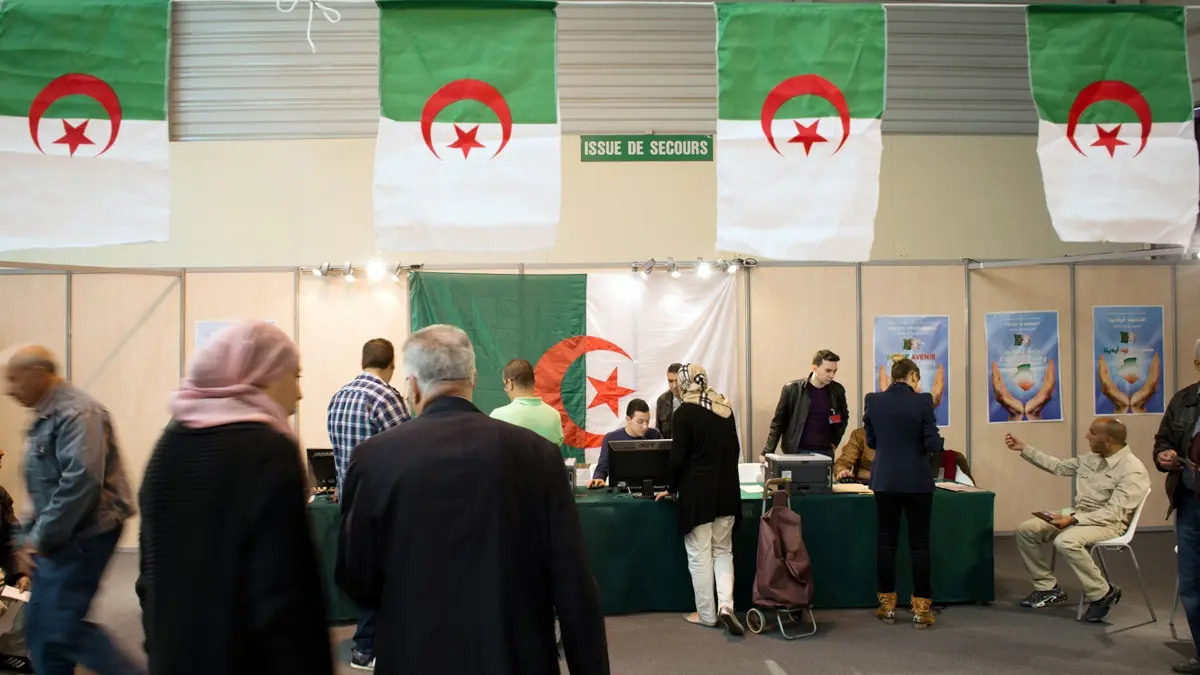 الحزب الحاكم في الجزائر يعزز هيمنته على البرلمان بمقعدين إضافيين